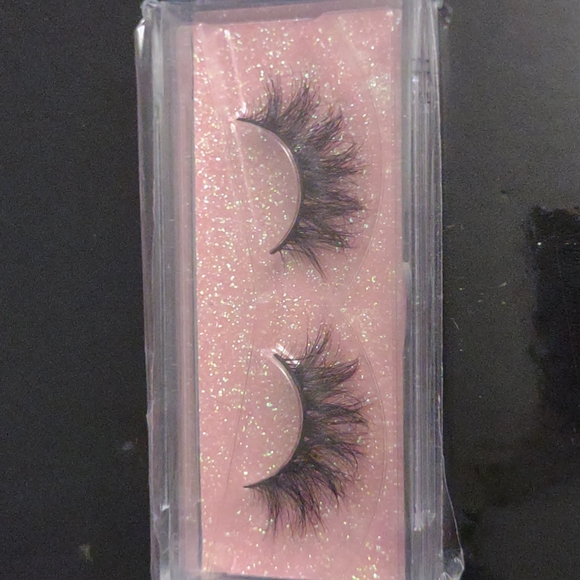 NEW IN PACKAGING Fake Eyelashes (set of 3) - Picture 2 of 3